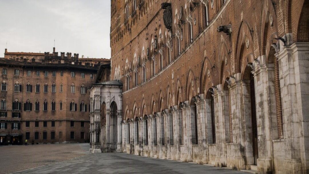 Palio di Siena 2026: Tittia vince ma finisce in ospedale dopo la caduta