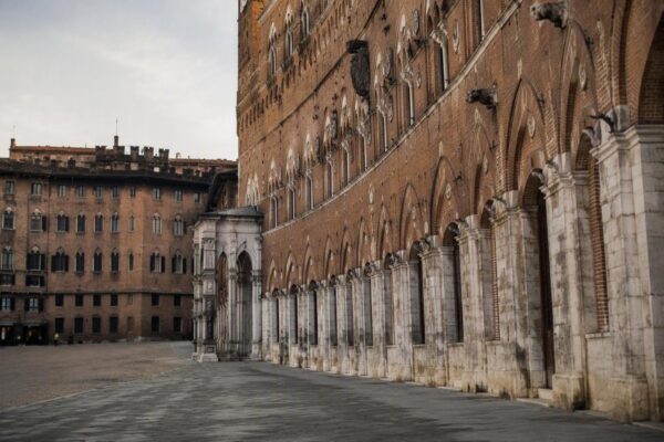 Palio di Siena 2026: Tittia vince ma finisce in ospedale dopo la caduta