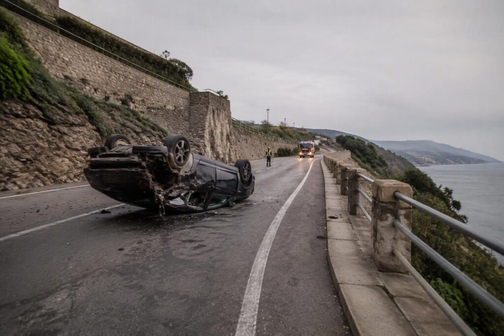 Auto ribaltata a Castellabate: soccorsi in azione e viabilità paralizzata