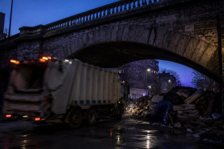 Violento accumulo di rifiuti sotto il viadotto Palatucci