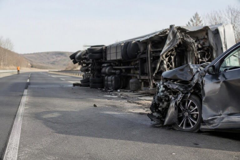 Collisione tra auto e camion sull’A2: 38enne muore, due feriti