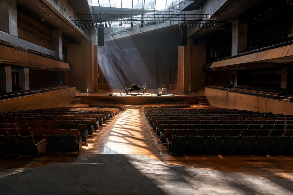 Programma del concerto al Cineteatro 2 Torri: Santi Francesi, DJ Riccio e ospiti
