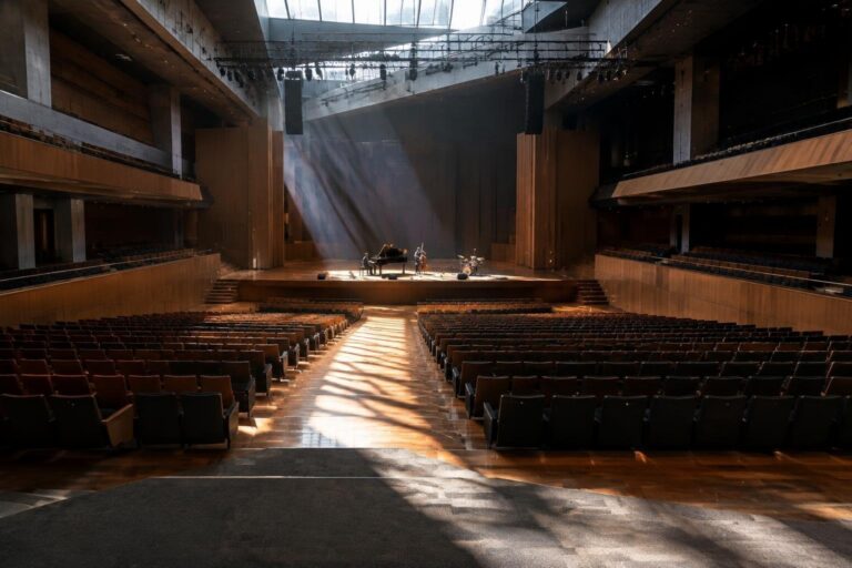 Programma del concerto al Cineteatro 2 Torri: Santi Francesi, DJ Riccio e ospiti