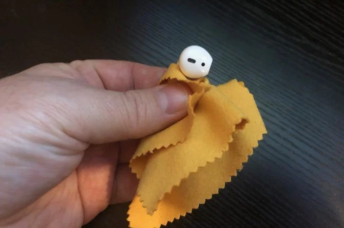 clean your airpods microfiber cloth 670x445 1