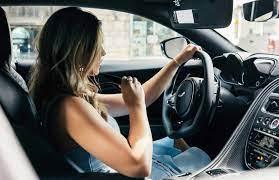 È legale utilizzare un assistente vocale durante la guida?