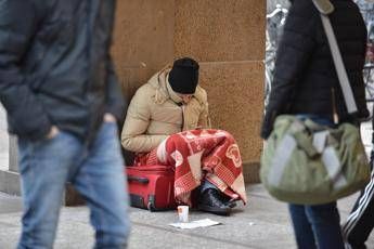 fratture traumi e prognosi di 20 giorni senza tetto picchiato da banda giovani 2