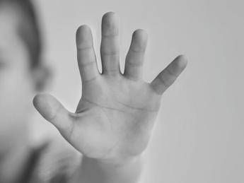 verona violenta per anni le figlie minori della compagna arrestato 45enne 2