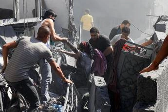 Gaza, soccorritori denunciano: 19 morti in raid Israele, 5 erano bambini