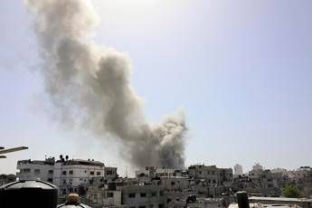 Raid israeliani su Striscia: 33 morti. Trovato corpo Mohammed Sinwar a Gaza