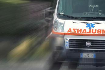 roma apre porta ascensore in clinica e precipita nel vuoto grave 29enne 2