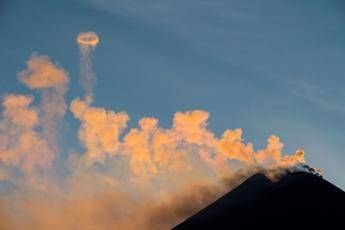 Etna, allerta gialla per la colata di lava: “Non c’è pericolo per centri abitati”