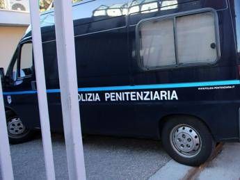 Aggressione a Casal del Marmo, agente colpito con manico di scopa sotto l’occhio: due detenuti saranno trasferiti