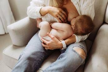 Tumori, studi Ieo: allattare al seno dopo malattia è sicuro per bebè e mamma