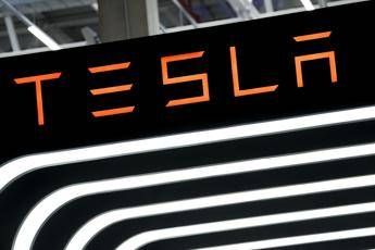 Tesla, indagine sulle maniglie: nel mirino i Suv Model Y