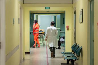 Bimbo di 2 anni mette in bocca oggetto elettrico e prende scossa, è grave