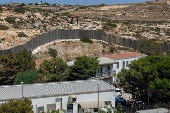 In 44 sbarcano a Lampedusa, sulla barca due corpi e tre intossicati
