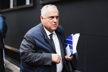 Lotito al Gemelli per accertamenti: “Nessun malore, chi mi manda maledizioni dovrà sopportarmi”