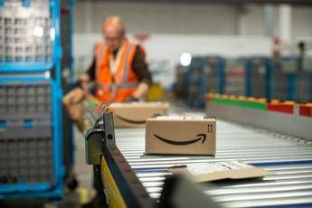 amazon aumenta a 1 876 euro salario mensile lordo di ingresso per dipendenti rete logistica 2