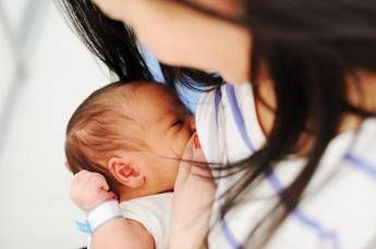 Caldo, ostetriche: “Allattamento può essere più faticoso e bebè cambia ritmi”