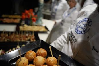 ce tanto di sicilia nella maxi torta che inaugurera casa sanremo 2025 2