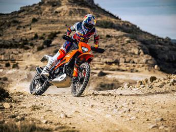 ktm presenta le nuove 125 enduro e e 390 enduro r 2025 2