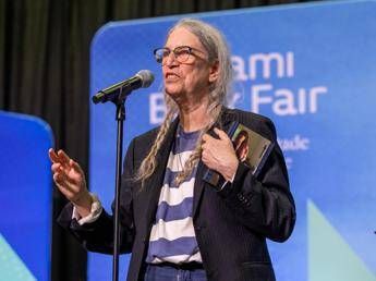 patti smith ha malore sul palco in brasile prosegue show in sedia a rotelle video 2