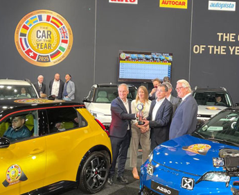 renault fa il bis il car of the year 2025 va a 5 e tech electric alpine a 290 2