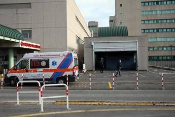 roma spari contro unauto 35enne ferito 2