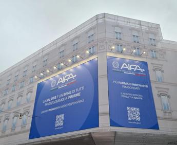 usiamo i farmaci in modo responsabile a roma 2 maxi poster su sede aifa in ristrutturazione 2