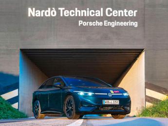 volkswagen id 7 pro s oltre 900 km con una sola ricarica 2