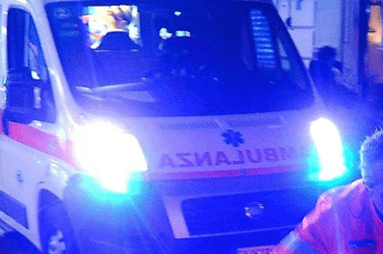 Bimbo alla guida di auto schiaccia il proprietario: è grave