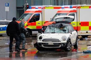 germania auto contro la folla a monaco 20 feriti ci sono anche bambini video 2
