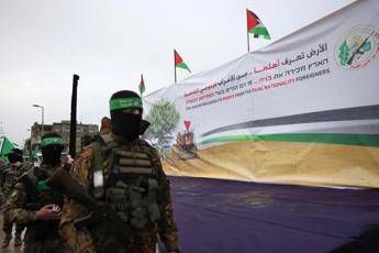 Israele, Hamas riconsegna 4 corpi: “Ora Netanyahu negozi seconda fase tregua”