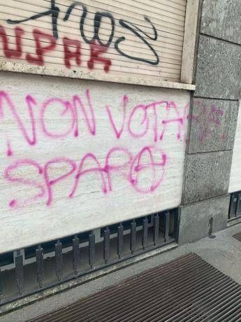 non votare spara imbrattato ufficio milanese di klaus davi 2