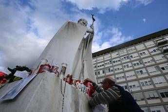 Notte tranquilla per Papa Francesco, Vaticano: “Ora sta riposando”