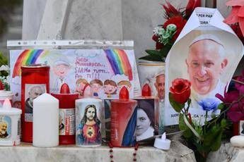 Papa Francesco, Vaticano: “Migliora, ma necessari altri giorni per sciogliere prognosi”