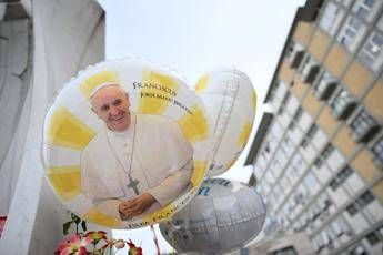 Papa Francesco, le condizioni: “Notte tranquilla per il Pontefice, sta riposando”