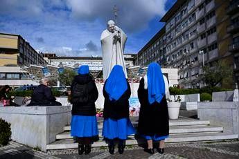 papa francesco nuova crisi di broncospasmo vaticano prognosi resta riservata 2