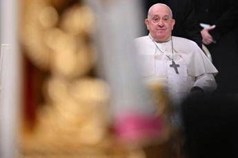 Papa Francesco ricoverato, Vaticano: “Condizioni critiche, stamani crisi respiratoria”