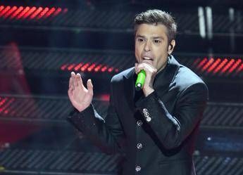 Sanremo 2025, Fedez canta ‘Battito’: occhi neri, mani sudate e tanta emozione
