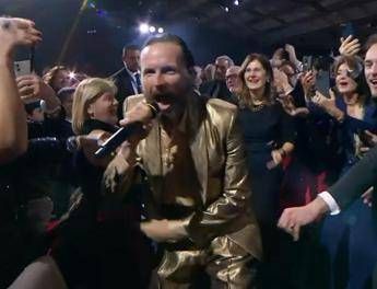 Sanremo 2025, all’Ariston è Jovanotti show: il bacio alla figlia Teresa