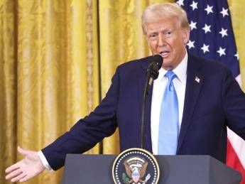 Trump domani parla al Congresso, calo di popolarità nei sondaggi