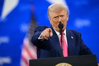 Trump insiste: “Prenderemo la Groenlandia al 100%”, e non esclude uso della forza