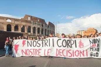 8 marzo, oggi marea fucsia nelle piazze di oltre 60 città: “Lotto, boicotto, sciopero”
