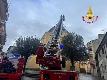 fulmine si abbatte sulla croce di una chiesa nel nuorese 2