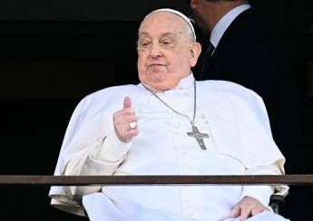Papa Francesco ha lasciato il Gemelli. Prima il saluto dalla finestra: “Grazie a tutti”