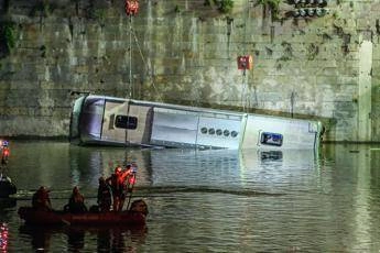 Pullman nel Po a Torino, l’autopsia: “L’autista ha avuto malore”