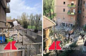 Roma, crolla palazzina dopo esplosione: uomo estratto vivo da macerie – Foto