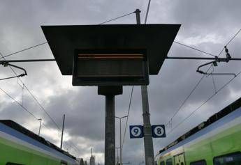 Sciopero treni oggi, orari e servizi garantiti: cosa c’è da sapere