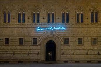 sex and solitude di tracey emin per la facciata di palazzo strozzi 2